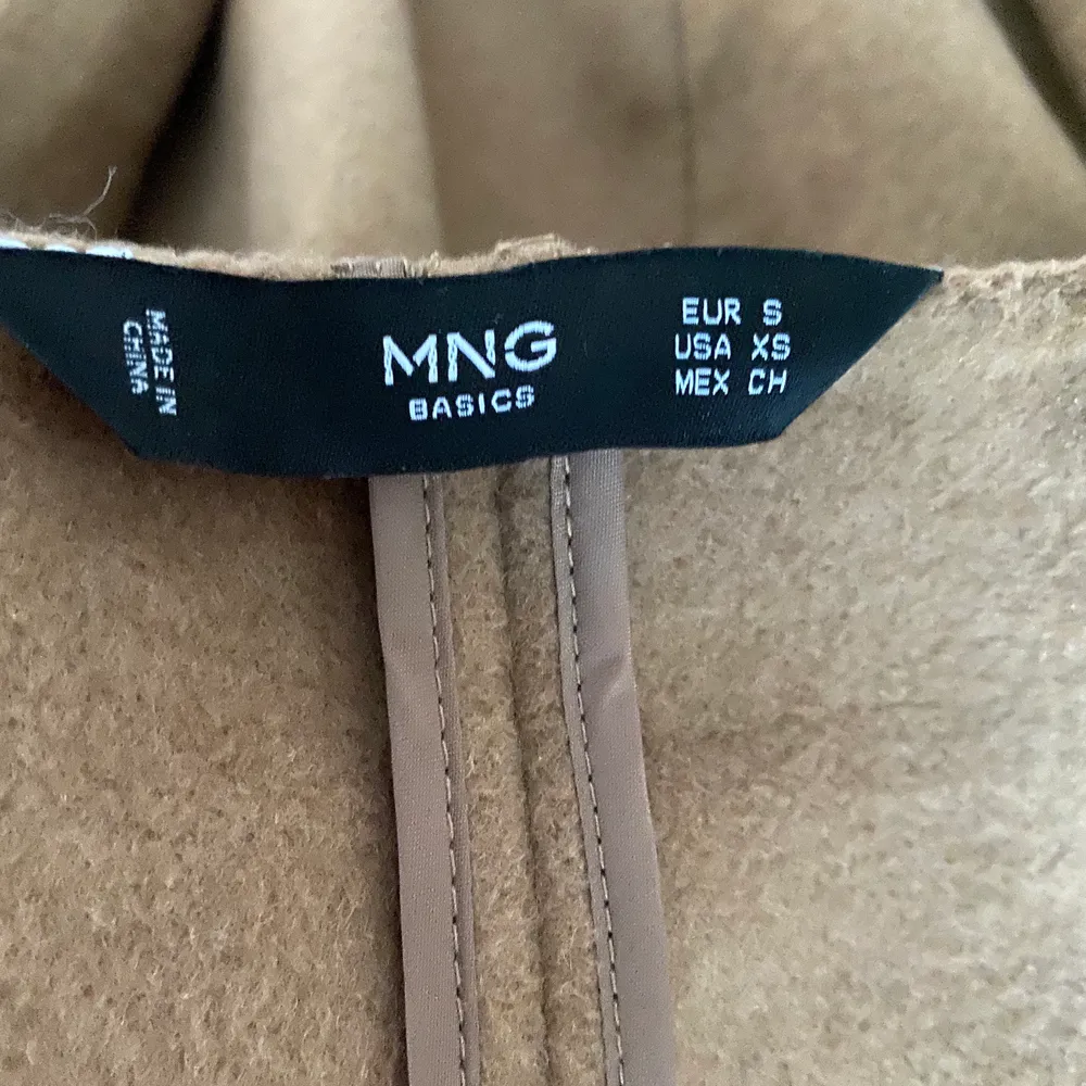 En beige/camel färgad kappa köpt från Mango i strl S, skulle allmänt säga att den passar XS-M beroende på passform💞. Jackor.