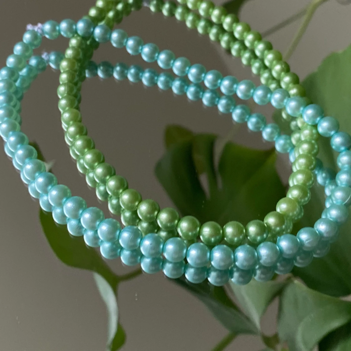 Pärlhalsband och armband, plast - 91