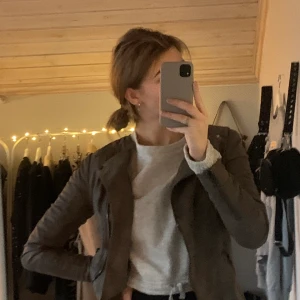 Brun fake-läder jacka - Storlek 34 men passar mig som brukar ha 36! Aldrig använd så i perfekt skick. Priset kan diskuteras om ni skriver till mig!