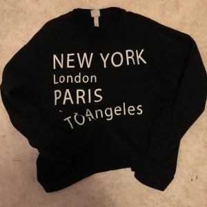 Svart tjocktröja med tryck - Oversized tjocktröja med tryck. Oversized och verkligen en tröja man känner sig bekväm och trygg i. Bra skick. Jag är S-M och den sitter löst på mig men passar de som har L också.