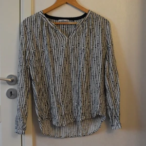 Esprit blus - Fin blus med stjärnmönster. Säljs pga att den i te används längre, förr användes den dock några gånger. Storlek M, 50kr