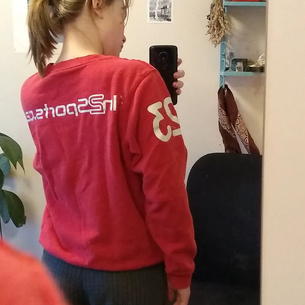 Riktigt cool Umbro sweatshirt! Köpt på beyond retro för 250 spänn och knappt använd. Tryck både fram, bak och på båda ärmarna. Står att det är stl m men om man vill att den ska sitta oversized passar den nog xs/s. Skriv privat om du har frågor!. Hoodies.