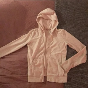 Juicy Couture kofta - Jättesöt rosa Juicy Couture kofta med tryck på ryggen som tyvärr inte kommer till användning då dragkedjan inte går att stänga. Koftan är i storlek 12 år men passar mig som har XS/S. Nypris ca 1500kr!Kontakta mig vid intresse, buda!💕💕❤️