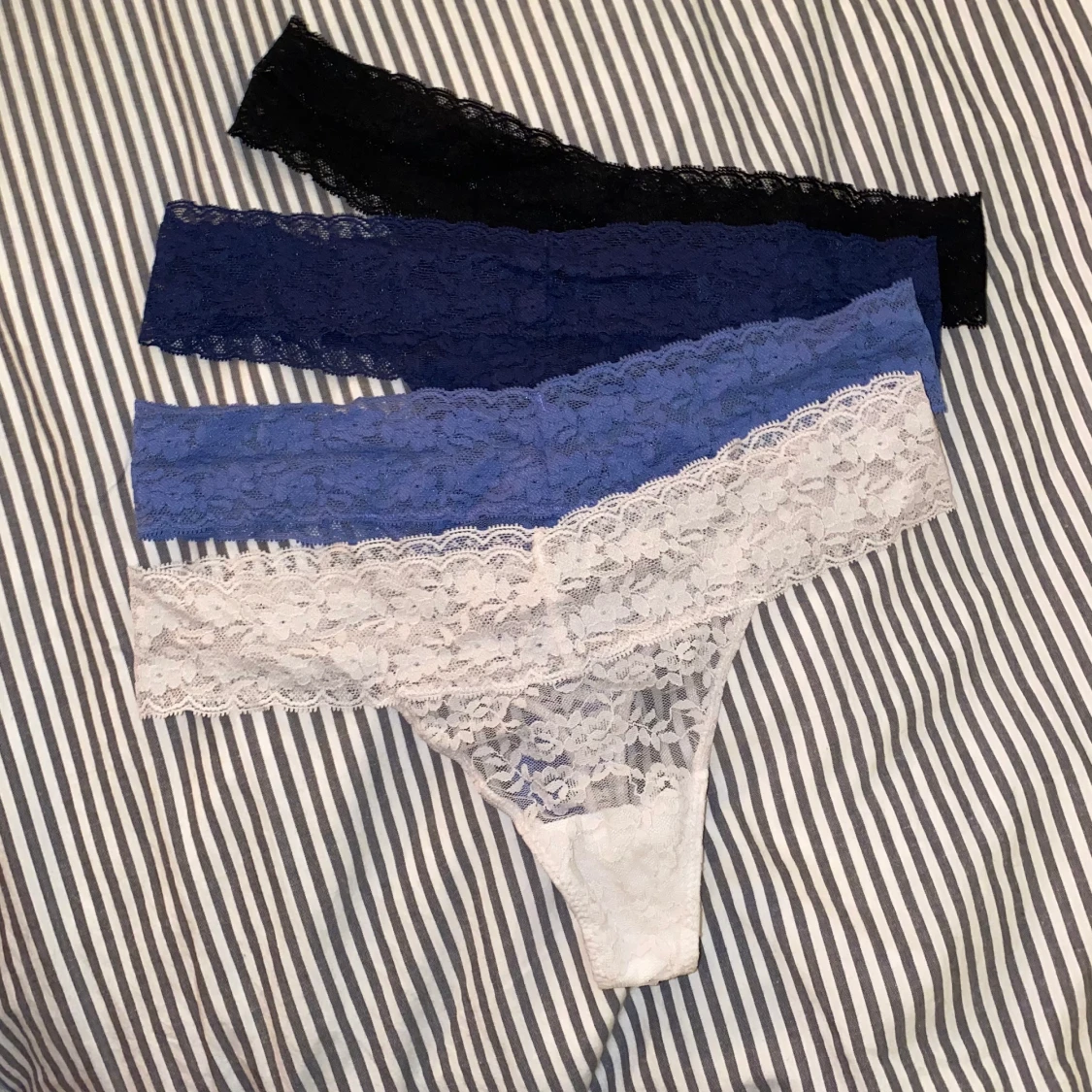 Stringtrosor i spets