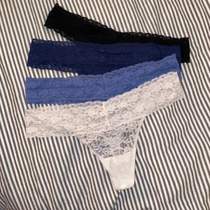 Stringtrosor i spets - Stringtrosor i spets från Lindex, aldrig använda eller använda 1 gång 🤍 fint skick dock avklippta lappar, nytvättade! Säljer pga för små för mig 🤍 25kr/st eller 80kr för alla 4 🤍 svart, navy, blå & vit 🤍 FRI FRAKT