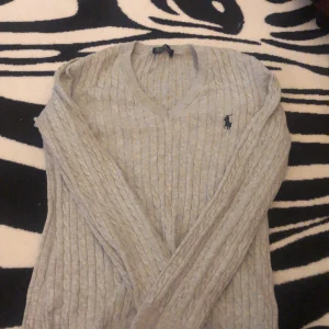 ralph lauren - äkta ralph lauren säljs billigt då den ej används nyskick köparen står för frakt (strl LARGE men passar xs-s-M då jag själv använder strl xs och den passar