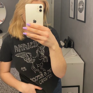 Gina T-shirt med tryck - Jätte fin tröja som tyvärr är för liten. Från Gina som jag köpte för ca 2 år sedan. Svart med vit tryck 💕