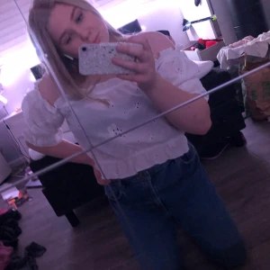 Off-shoulder topp - Vit off-shoulder topp från Gina tricot. Aldrig använd med lapparna kvar. Nypris 299kr