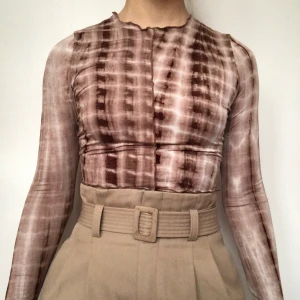 Brun croptop - Populär croptop från SHEIN. Aldrig använd. Orginalförpackning finns kvar. Kom privat vid intresse. Köpare betalar frakt. Högsta bud 170kr. Avslutas söndag 20:00