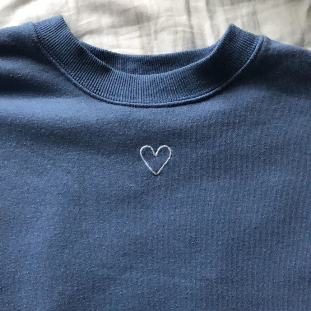 Säljer denna supersnygga sweatshirt som jag köpte på monki för cirka 1 år sen. Använd fåtal gånger! Jättefint med en detalj på tröjan❤️ storlek XXS men skulle säga att den är stor i storleken👍🏼 . Tröjor & Koftor.