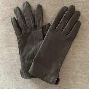 Handskar i läder, säljes pga för små. Använda några gånger. Storlek S, säljes för 50kr. Frakt spårbart betalas av köpare 66kr eller möts i Malmö 