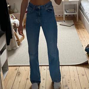 Skit snygga jeans från zara. Bra längd på mig som är 174. Bara helt raka och snygg färg 💙💞 säljer pga har för många jeans! 