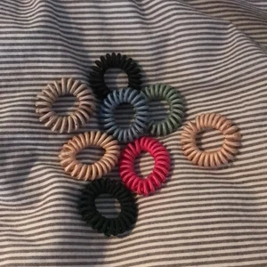 Skruvade hårsnoddar - 8 st skruvad hårsnoddar som är skonsamma för håret. Aldrig använda. Köparen står för frakten, betalning via Swish.