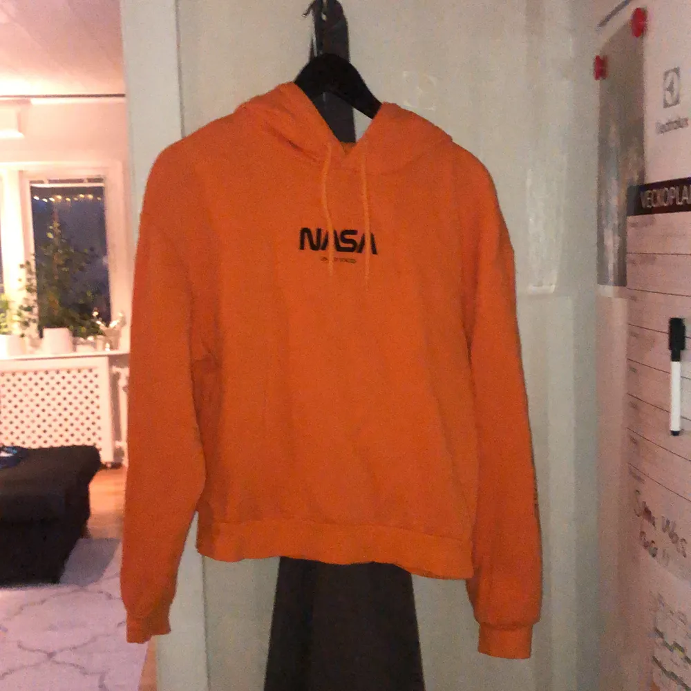 Croped hoodie i en orange färg, använd fåtal gånger. Nypris 150kr. Vill få bort snabbt så pruta går bra! . Hoodies.