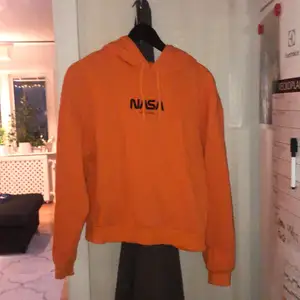 Croped hoodie i en orange färg, använd fåtal gånger. Nypris 150kr. Vill få bort snabbt så pruta går bra! 