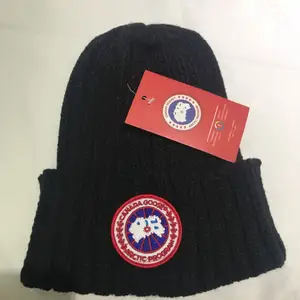 En helt vanlig canada goose mössa inte använd ännu säljs enkelt och billigt den har inga märken eller något!