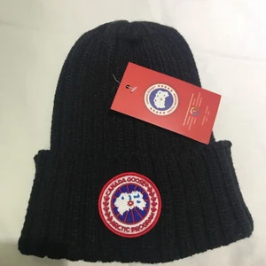 Canada goose mössa NY!!!  - En helt vanlig canada goose mössa inte använd ännu säljs enkelt och billigt den har inga märken eller något!