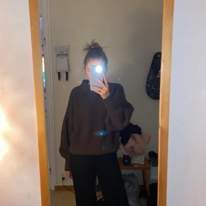 Stickad grön tröja  - Jätteskön fin stickad tröja helt ny använd 1 gång! Stolek M. Jag själv är Stolek S så den är fin lite oversized om du har på dig den. Jag själv älskar det! Den är i topp kvalitet tror jag köpte den runt 300-400kr men säljer för 150!💕