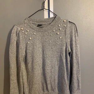 Skön tröja med pärlor på. Från Ginatricot, storlek Xs.  - Tröja från Ginatricot, säljs pågrund av att jag rensar garderoben. Den är i storlek Xs, men passar även S. 