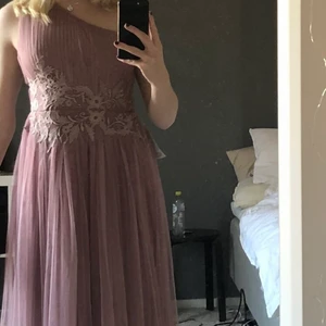 Rosa balklänning(ej använd) - En gammalrosa balklänning köpt från Bubbleroom. På mig som är 167 når den ända ner till marken, sitter bra i passformen på mig men är rätt tajt över bysten så inte större än A-B kupa får plats. Köparen står för frakt och betalning sker via swish. Vid intresse kontakta mig privat!