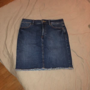 Jeans kjol - Säljer denna superfina kjol, den är inte använd bara testad, säljer den då jag inte använder den. Kjolen är stretchig och högmidjad. Sitter också superbra och är väldigt bekväm. Köparen står för frakten:)