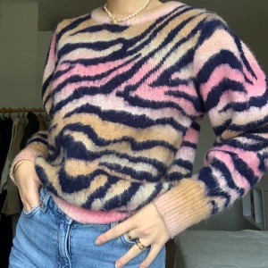 Zebra-mönstrad flerfärgad stickad tröja  - Säljer denna superfina och unika stickade tröjan från MANGO. Tröjan har ett flerfärgad zebra-mönster. På tröjan står det storlek M men sitter även bra på mig (är storlek S). 💞 köparen står för frakten men jag möter även upp i Lund💞 