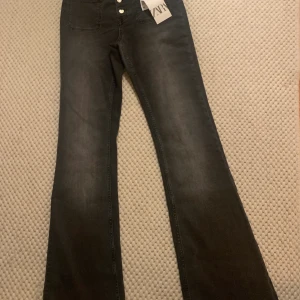 Zara jeans - Ett par jeans som jag fick i julklapp. Jeans n blev snabbt slutsålda och kom sedan tillbaka i storlek 36 vilket tyvärr inte passar mig och de går nu inte att skicka tillbaka längre för att det har gått för lång tid. Jättesnygga och populära jeans som går att använda vid många tillfällen!