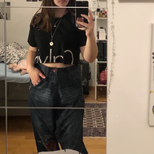 CK tisha - Riktig calvin klein tisha :P härligt tjockare material med loggan vid ändan av magen (se bild) 🖤 storlek xs-s om den ska sitta oversized och M om den ska sitta tajt