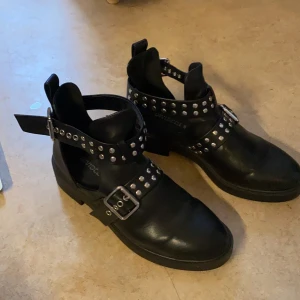 Skor - Super coola skor men tyvärr för små för mig, kommer från hm de är i storlek 36 men snarare en storlek 37! Super fint skick! Pris kan diskuteras 