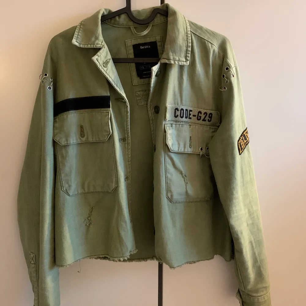 Grön militär jacka från Bershka, köpt för något år sedan men är kanppt anväd. Funkar att ha som vår/ sommar jacka eller inomhus. . Jackor.