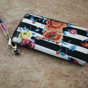 Kuvertväska / plånbok  - Jätte fin kuvertväska /plånbok inköpt I USA. Plats för kort och mobil samt fack med dragkedja i. 