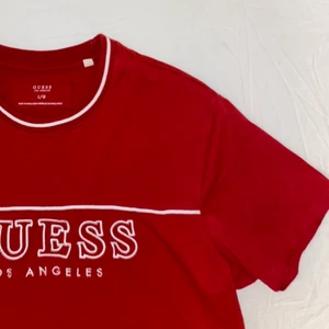 Guess t shirt! - Snygg röd Guess t shirt i ny skick! Storlek L men sitter mer  som en M