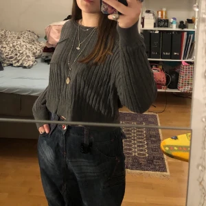 grå tröja - säljer min väldigt mysiga långärmade tröja🖤 en smula tjockare material men väldigt behagligt tyg. Finns en ficka på vänster bröst som kan vara praktisk i vissa situationer :) väldigt väldigt stretchig!