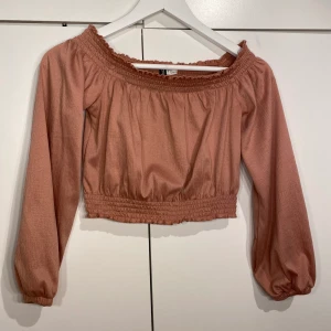 Off-shloulder topp från H&M i storlek xs. - En off-shoulder topp från H&M som är köpt förra sommar för 129kr, aldrig använd. Är i storlek XS men passar även S. Säljer den för 50kr inklusive frakt. Vid intresse kan jag skicka flera bilder. 🥰🥰
