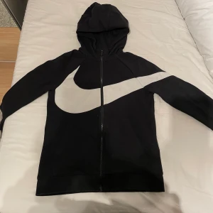 Nike zipup hoodie - Nike zipup hoodie💋Säljer då den är för liten för mig, barnstorlek (xxs-xs typ). Skriv vid frågor!