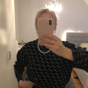 Zara sweatshirt  - Säljer min stickade tröja med motivet ”zara” på🖤skriv om du har någon fundering!
