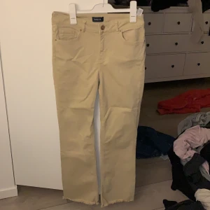 Beige jeans  - Helt nye ifrån pieces i storlek L men de passar en M mer, säljer pga använder inte! De är lite som mom fit/straight fit beror lite på hur stora ens lår är!