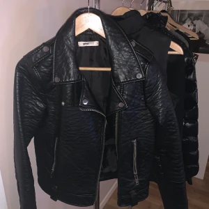 Skinnjacka från Ginatricot - En fejk skinnjacka från Gina tricot som köptes för några år sedan i storlek 34. Pris 250 + frakt✨🤍