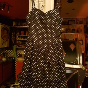 ROCKABILLY KLÄNNING  (S) - En fin klänning svart med vita prickar 