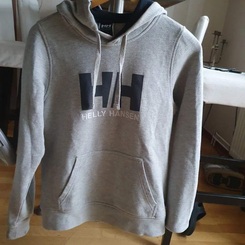 En trending söt tröja från Helly Hansen. Användade cirka 3 dager. Passar xs_ m.I bra skick och ser ut. Köpare står på frakt . Hoodies.