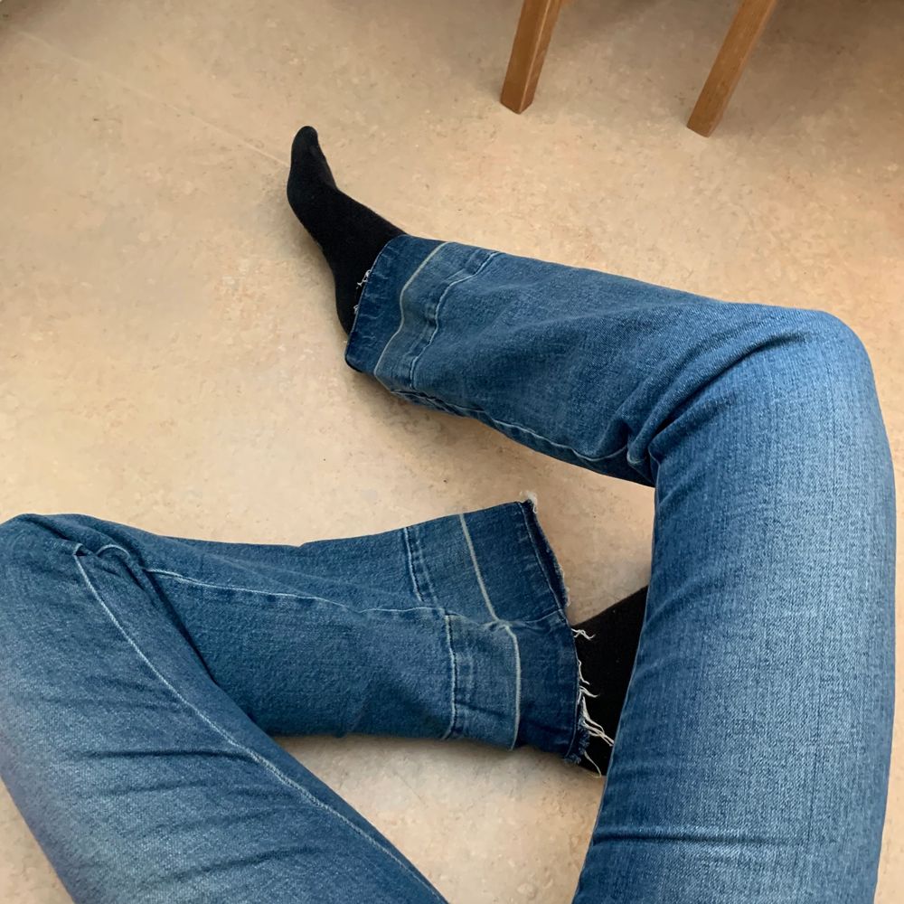 Ett par coola bootcut jeans ifrån Wrangler. Köpta på Carlings för 1200kr. Sitter sjukt bra! Väldigt stretchiga, kan både töjas och dra åt sig ✨ Har sprättat upp sömmen längst ner för att göra dom lite längre, personligen tycker jag att det är snyggare också! 😉 Jag är 177cm, säljes då det inte är min stil längre, dom behöver ett nytt hem! . Jeans & Byxor.