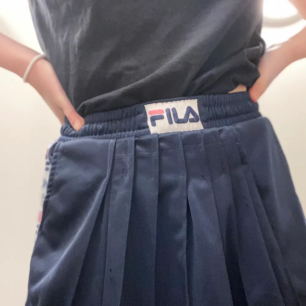 Jättefin marinblå kjol från Fila, omsydd från ett par byxor. Plissering både fram och bak samt fickor!! Det är band i midjan så man kan anpassa storleken, men den passar främst M ❤️. Kjolar.