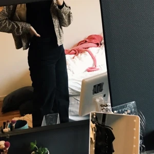 Jeans från Zara - Storlek 40, jag är nästan 170 cm och de är långa för mig, men de som vill att de ska vara kortare kan säkert klippa av eller sy upp dom. färg:svart/grå.             260 plus frakt eller högsta bud!  Inga returer 