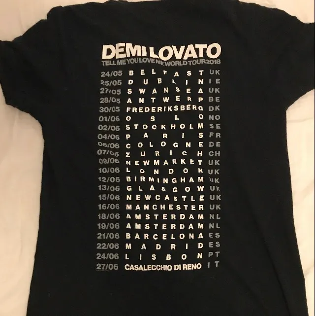 demi lovato concert t-shirt. köpt på concert. gott skick, använd få gånger. T-shirts.
