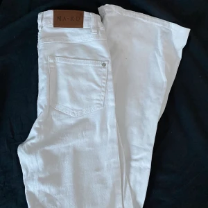 Utsvängda jeans - Utsvängda jeans från NAKD. Inte använd många gånger, därför bra skick! ❄️❄️