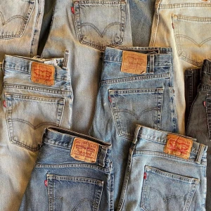 Vintage levis jeans - Reproduce uf säljer vintage jeans i olika passformer och storlekar. Om ni är intresserade så är det bara att höra av er till oss vilken storlek nu är intresserad av så svarar vi så snabbt vi kan. För mer information kan ni checka vår Instagram Reproduce.uf. Vi har stora storlekar som även passar mindre😊 Alla jeans säljs för 300 kr!
