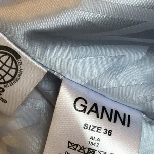 GANNI Woman Coat Sky Blue - Superskönt och samtidigt stilig jacka från GANNI. Storlek 36. I princip som ny då jag hittat en annan jacka som jag föredrog. :) nypris för två år sedan runt 2300:- 