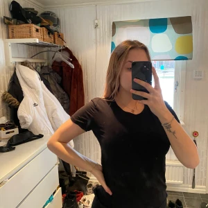 T-shirt - Säljer dessa tre T-shirt. Svart och leopard i storlek L och vit i storlek M. Jag är 176cm lång. Säljer alla tre för 100kr eller styck för 40kr. Köparen står för frakten.