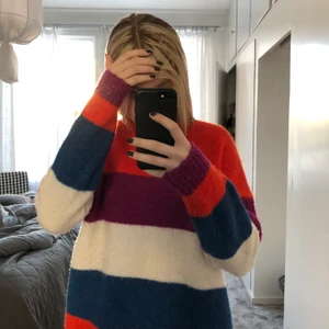 Stickad tröja - Stickad tröja i olika färger. Super skön o snygg. Oversized. Skulle säga att det är en storlek S-L helt beroende på hur over size du vill ha den. I bra skick. Köparen står för frakt. Står ej för postnords slarv 🤎