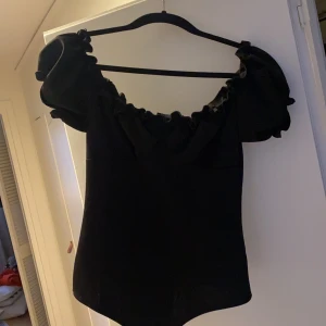 Nelly body  - Fin body från Nelly, fina detaljer vid bröstet vilket  är jättefint